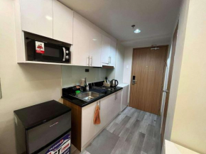 Stylish and Modern Suite with Pool Access and Parking